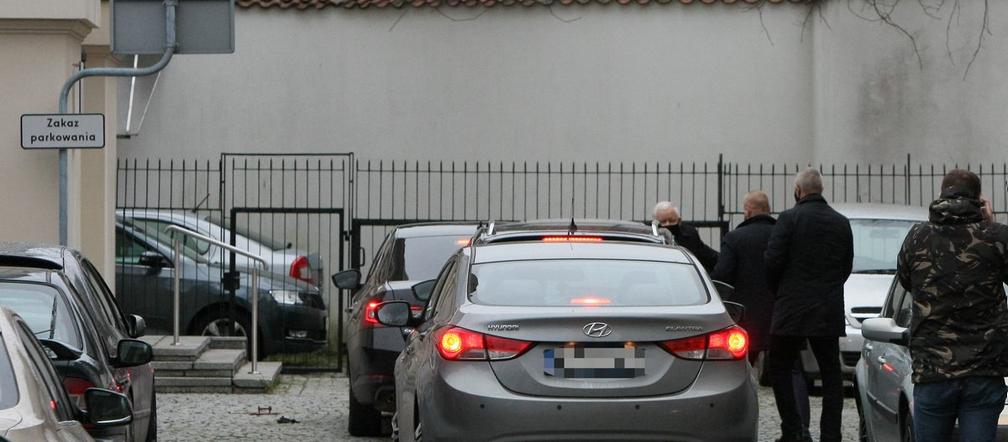 Jarosław Kaczyński. 4 samochodami do kościoła