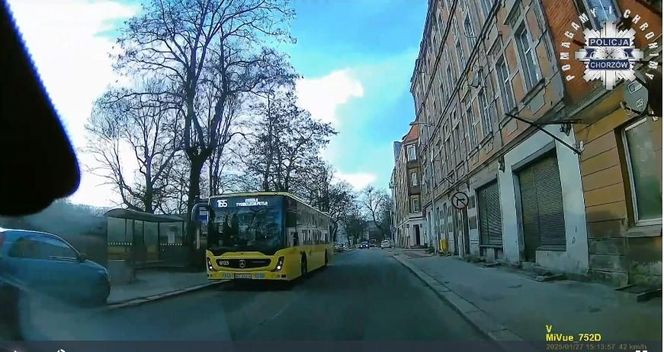 5-latka wbiegła wprost pod nadjeżdżający autobus. Wstrząsające nagranie 