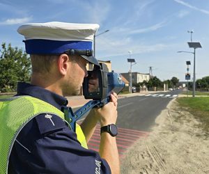 Szaleniec w bmw przy nowej ścieżce na żwirowni w Lesznie. Omal nie rozjechał matki z wózkiem! 