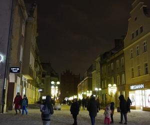 Świąteczne iluminacje w Olsztynie zachwycają. Prawdziwą „gwiazdą” jest choinka na starówce [ZDJĘCIA]