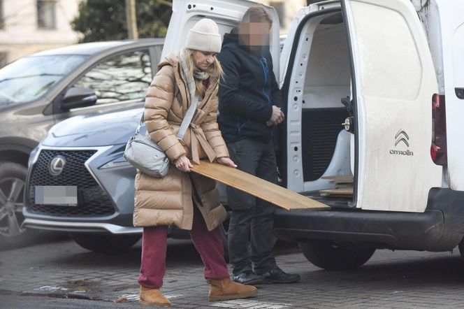 Joanna Koroniewska ogląda deski na ulicy