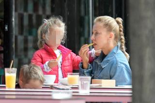 Katarzyna Warnke przyłapana na spacerze z córką. Uważa się za słabą matkę?! Słowa aktorki szokują