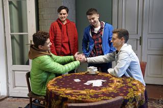 Barwy szczęścia, odc. 2224. Witek (Witold Sosulski), Bogdan (Jakub Zdrójkowski), Krzysiek (Patryk Kabała), Piotrek (Kacper Godek)