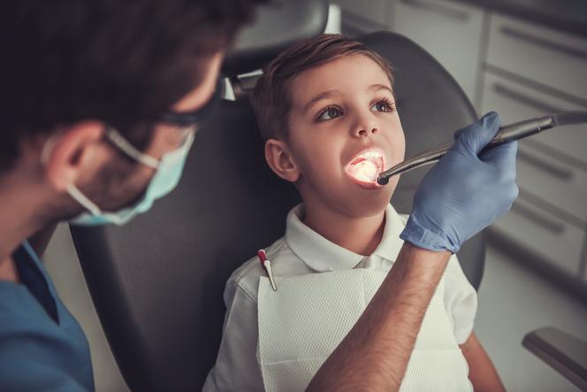 Te usługi stomatologiczne wykonasz swojemu dziecku za darmo w ramach świadczeń NFZ