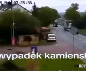 Pas od tira uderzył kobietę prosto w głowę. Wszystko widać na nagraniu