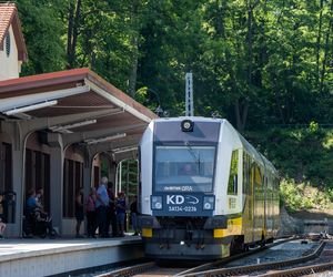 Pociągiem prosto pod Śnieżkę! Karpacz po 25 latach wrócił na kolejową mapę Polski. Zobacz zdjęcia
