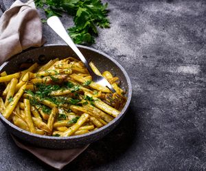 Fasolka szparagowa po koreańsku: żółta szparagówka z wyrazistym sosem