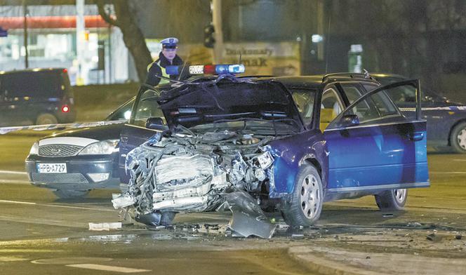 Ratując noworodka roztrzaskali się na słupie
