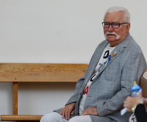 Lech Wałęsa wyszedł ze szpitala. Swoje kroki skierował do kościoła