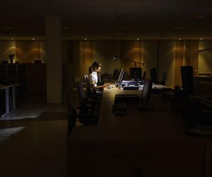 Praca w godzinach nocnych 2024. Pracujesz w nocy? W 2024 roku zarobisz więcej. O ile? 