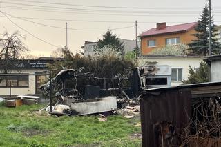 Koszmarny finał pożaru przyczepy w Lipnie. Piotr nie żyje, Jan oskarżony o podpalenie