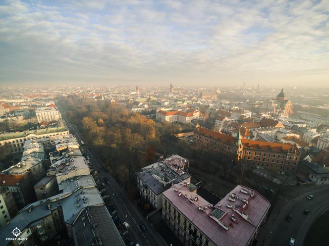 Te ujęcia pokazują, czym oddychamy w Krakowie. Zobacz miasto tonące w smogu [ZDJĘCIA]