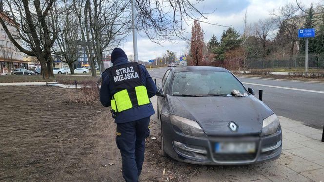 Samochód porzucony na chodniku przy ul. Odyńca 