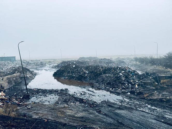 Zakończyło się dogaszanie pożaru na terenie sortowni śmieci w Bełżycach