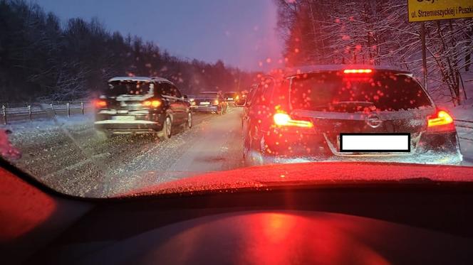 Śląsk zaskoczony zimą. Drogi nieodśnieżone, ruch w żółwim tempie