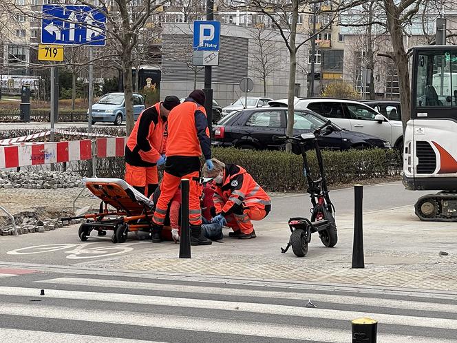 Staranował hulajnogę, uciekł i wrócił. Wypadek w samym centrum Warszawy 