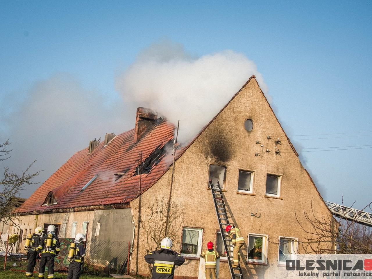 Dolny Śląsk: Groźny pożar pod Oleśnicą. Troje małych ...