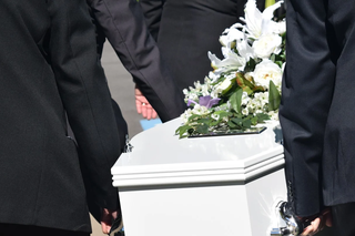 Relacje na żywo z pogrzebów. Firmy eventowe wprowadzają nowe usługi, by ratować się przed bankructwem w dobie pandemii