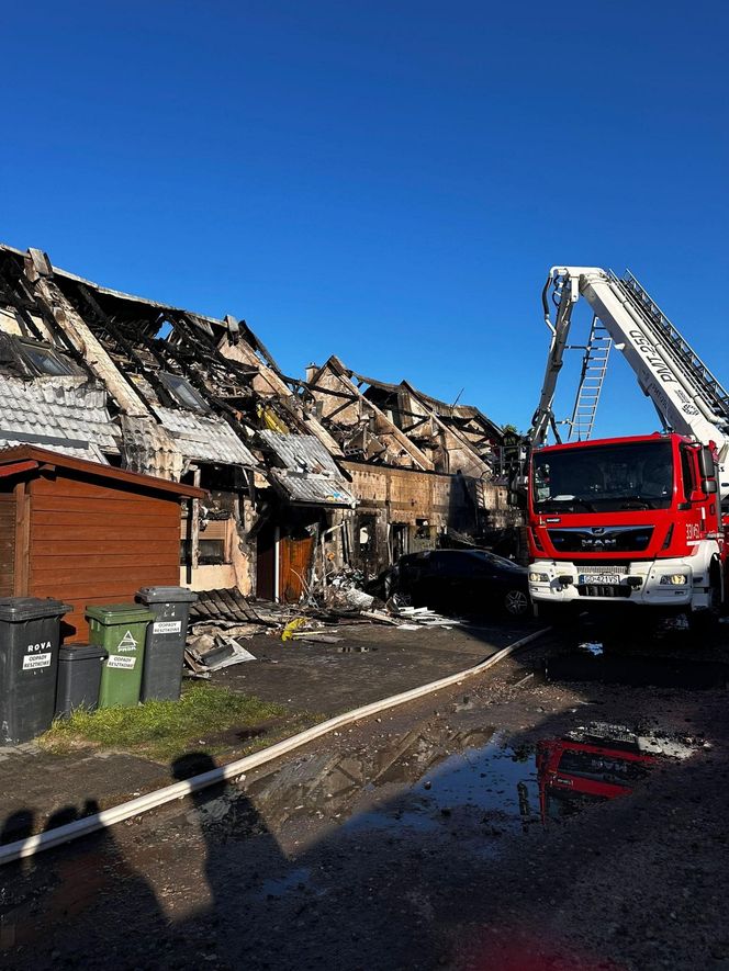 Radunica. Pożar budynku wielorodzinnego. 7 rodzin straciło dobytek życia i dach nad głową [ZDJĘCIA]