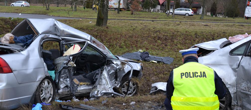 Książ Wielki. Tragiczny wypadek na DK-7. Nie żyją dwie osoby [ZDJĘCIA]