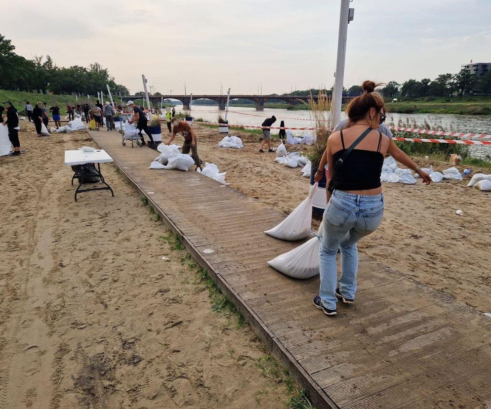 Przygotowania do przyjęcia fali powodziowej w centrum Wrocławia