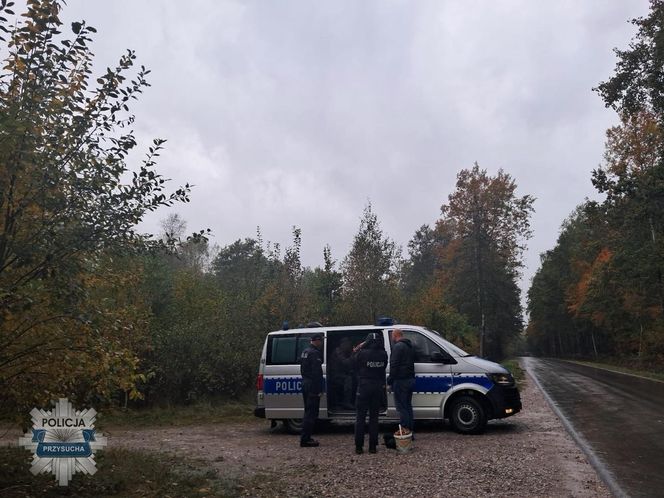 Tragiczny finał grzybobrania w powiecie przysuskim. Mężczyźni zgubili się w lesie. Jeden z nich nie żyje