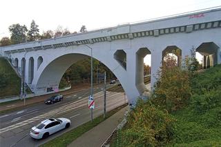 Remont nie pomógł? Zabytkowy wiadukt przy szczecińskim cmentarzu w opłakanym stanie