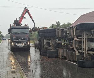 Wypadek w Mircu! Przewróciła się ciężarowka z drewnem, uszkodziła gazociąg