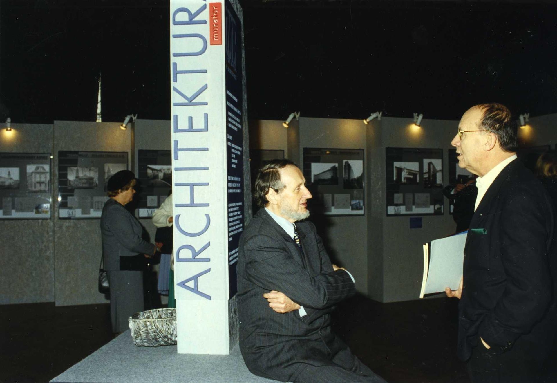 Od lewej: profesor Przemysław Szafer w rozmowie z architektem Stanisławem Fiszerem