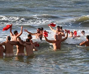 Białe delfiny, czyli koniec wakacji w Mielnie. Ratownicy pożegnali sezon na golasa