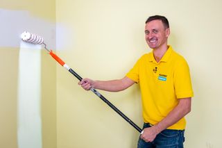 Jak krok po kroku poprawnie przygotować ściany do malowania? Jakich materiałów i narzędzi użyć do wyrównania powierzchni? WIDEO Murator Remontuje