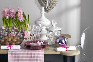 Zastawa stołowa na wielkanocne śniadanie: róż i hiacynt