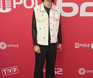 Konferencja prasowa 62. edycji Krajowego Festiwalu Polskiej Piosenki w Opolu. Tłum gwiazd na czerwonym dywanie