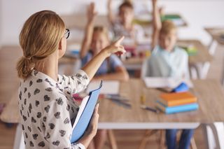 Pięć nietypowych prezentów na Dzień Nauczyciela. AI podpowiada, co warto kupić profesorowi
