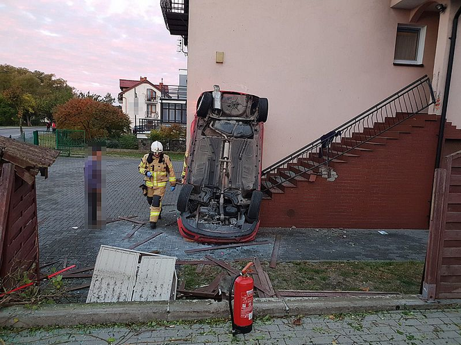 Kobieta wjechała w dom. Samochód zawisł do góry kołami