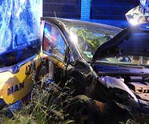 Dramatyczny wypadek we Włochach. Autobus zdzerzył się z osobówką