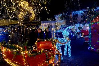 Najbardziej oświetlony dom w Polsce jest w Bydgoszczy. Za tymi świątecznymi lampkami stoi wzruszająca historia