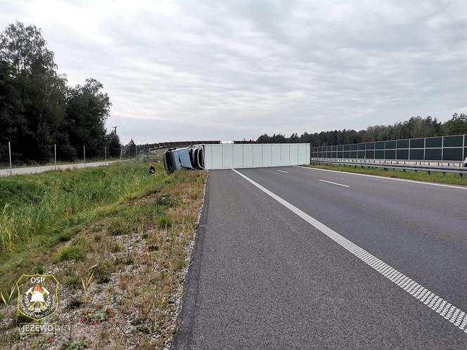 Jeżewo Stare: Wypadek na S8. Przewrócona ciężarówka-chłodnia blokuje drogę [ZDJĘCIA]