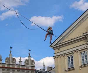 Spacerują po linach nad głowami przechodniów. Trwa Urban Highline Festival