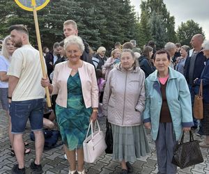 Ruszyła 47. Pielgrzymka Diecezji Radomskiej na Jasną Górę. Modlitwa i śpiew