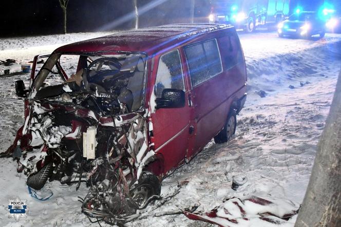 Wjechał busem prosto pod ciężarówkę. Przód auta kompletnie rozerwało. 75-latek zginął na miejscu