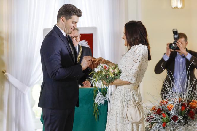 Na Wspólnej odc. 3288. Marta (Joanna Jabłczyńska) i Mikołaj (Krzysztof Wieszczek) biorą ślub