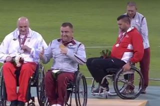 Robert Jachimowicz (L) ze srebrem Paraolimpiady Rio 2016