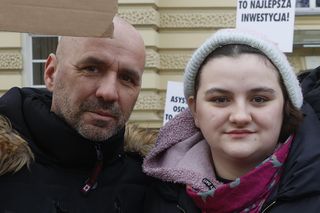 Osoby z niepełnosprawnościami protestowały przed Kancelarią Premiera. Nie zostawiajcie nas bez opieki!