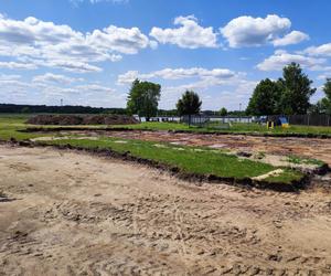 ZOBACZ ZDJĘCIA z postępów budowy toru pumptrack nad zalewem Muchawka