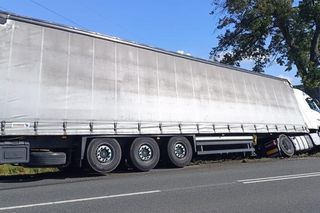 Tragiczny wypadek w Bielanach. Nie żyje kierowca osobówki