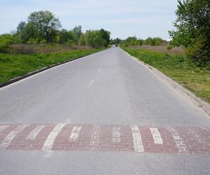 Na prostym odcinku drogi biegnącym przez łąki ustawiono aż osiem progów zwalniających 