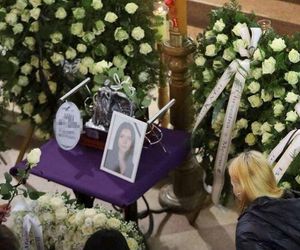 Tłumy na pogrzebie tragicznie zmarłej Mai. Kościół w Działdowie wypełniony po brzegi