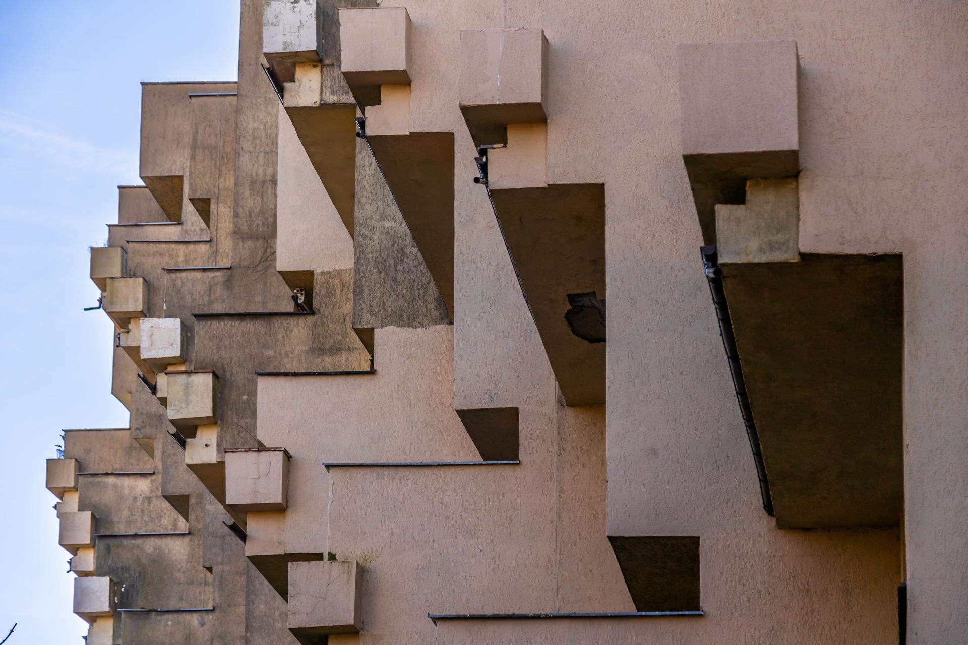 Blok PRL na ul. Koziej 9 - zobacz budynek, który z zmienia się wraz z punktem widzenia