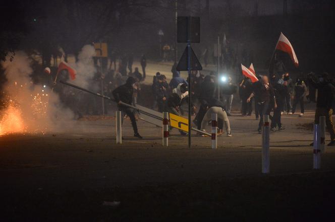 Burdy i zamieszki przy stacji Warszawa Stadion